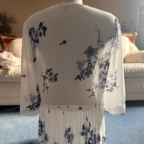 Le Chateau Floral Sheer Top - Picture 2 of 2